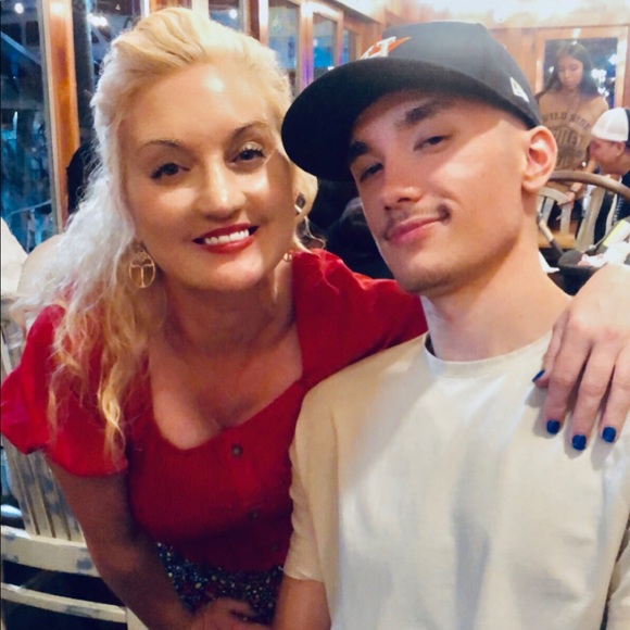 Meet your Posher, Christina - Picture 2 of 8